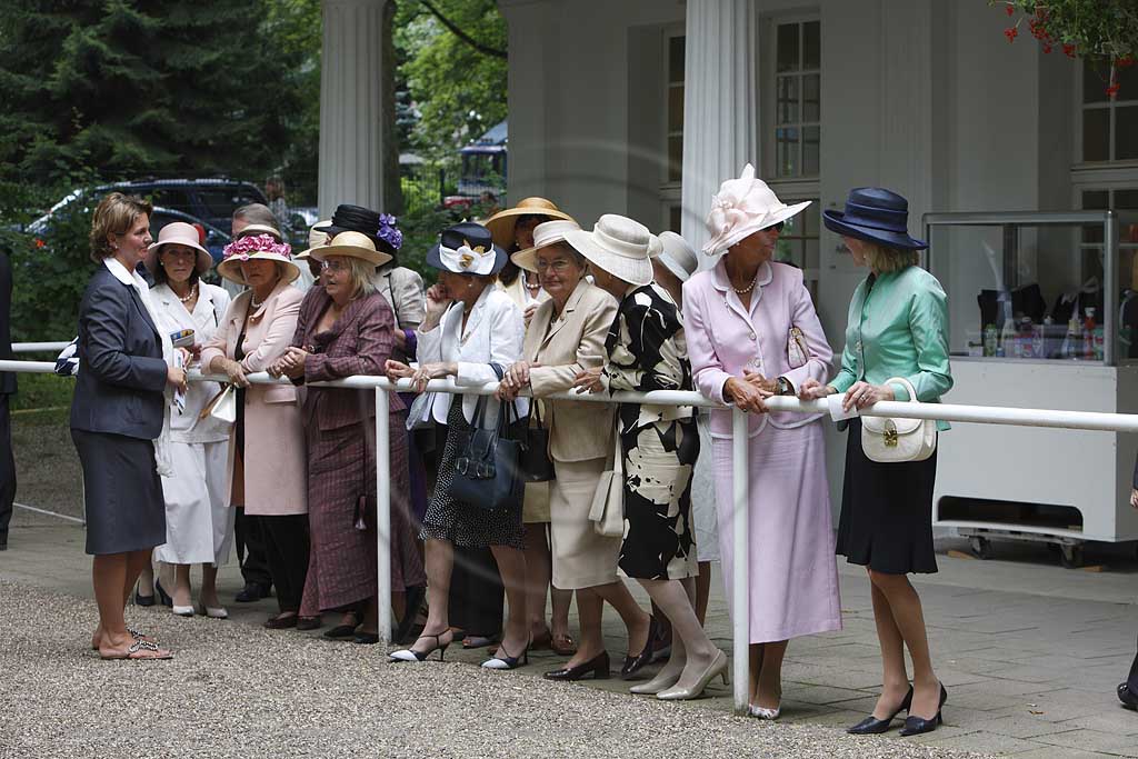Blick auf eine Gruppe Damen in eleganten Hueten und Kostuemen beim 150. Henkel Renntag um den Preis der Diana 2008 in Dsseldorf, Duesseldorf Grafenberg bei einer Unterhaltung