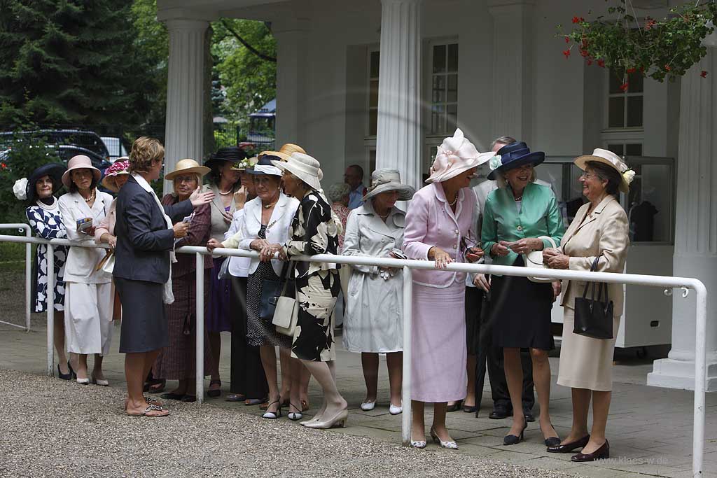 Blick auf eine Gruppe Damen in eleganten Hueten und Kostuemen beim 150. Henkel Renntag um den Preis der Diana 2008 in Dsseldorf, Duesseldorf Grafenberg bei einer Unterhaltung