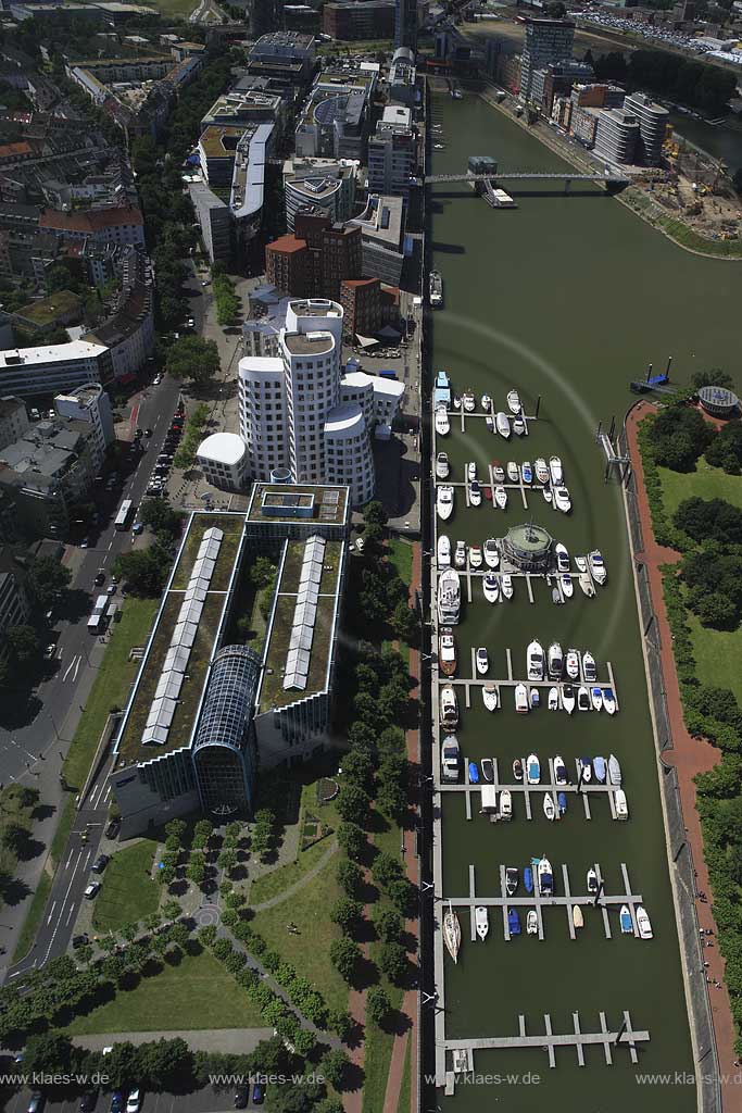 Panoramablick vom Rheinturm in Dsseldorf, Duesseldorf-Hafen auf neuen Hafen mit Gehry Bauten