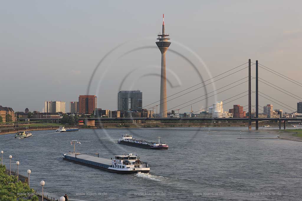 Hafen, Dsseldorf, Duesseldorf, Blick ber, ueber Rhein mit Schiff auf Fernsehturm, Rheinkniebrcke, Rheinkniebruecke und Gehry Bauten