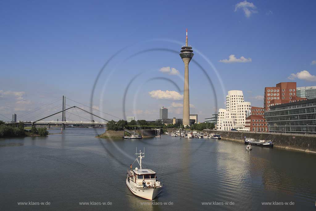 Blick auf neuen Medienhafen mit Rhein, Brcken, Bruecken, Gehry Bauten und Rheinturm in Dsseldorf, Duesseldorf in Sommerstimmung