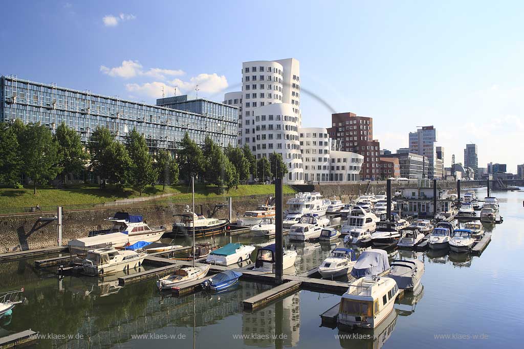 Blick in neuen Medienhafen, Hafen in Dsseldorf, Duesseldorf mit Sicht auf Gehry Bauten, Rhein und Booten, Schiffen im Hafen in Sommerstimmung