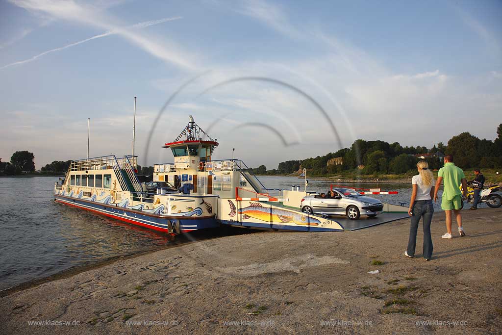 Duesseldorf Kaiserswerth, Blick auf eine mit Autosbeladene Faehre am Rhein die gerade auslaed; Duesseldorf-Kaiserswerth, view to a docking ferry boat 