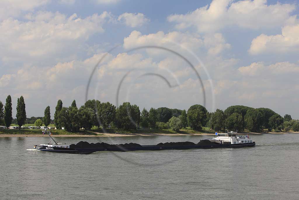 Duesseldorf Kaiserswerth, Blick ueber den Rhein mit einem Schlepper; Duesseldorf-Kaiserswerth, view over the rhine with a ftowboat