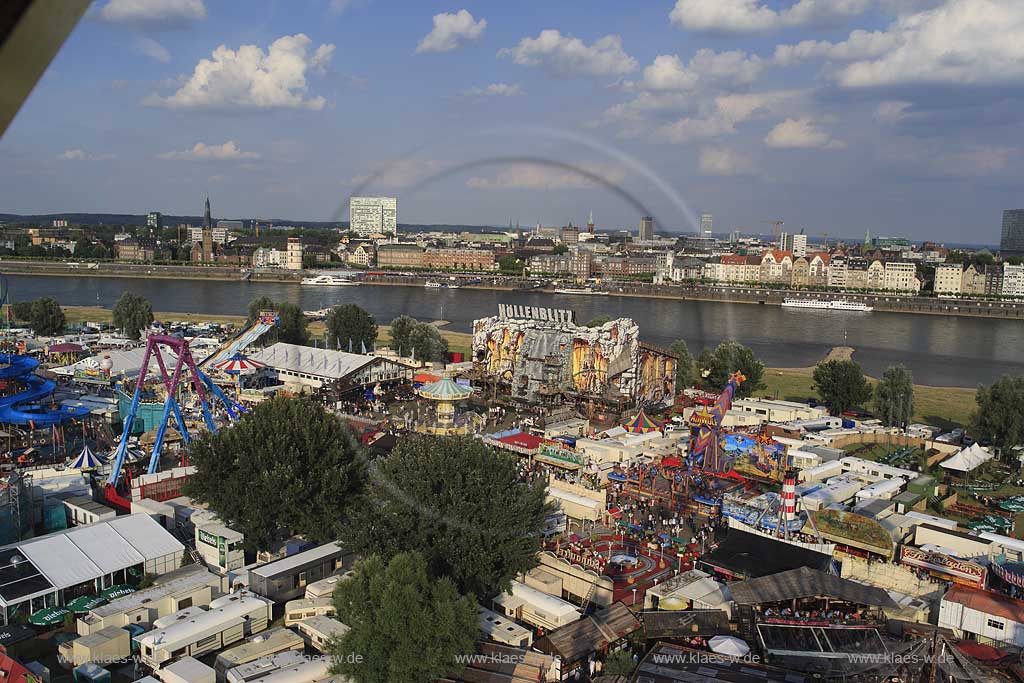 Panoramablick auf die Kirmes in Dsseldorf, Duesseldorf-Oberkassel mit Sicht auf verschiedene Karusells und Fahrgeschaeften mit Besuchern und Blick zum Rhein mit Rheinuferpromenade