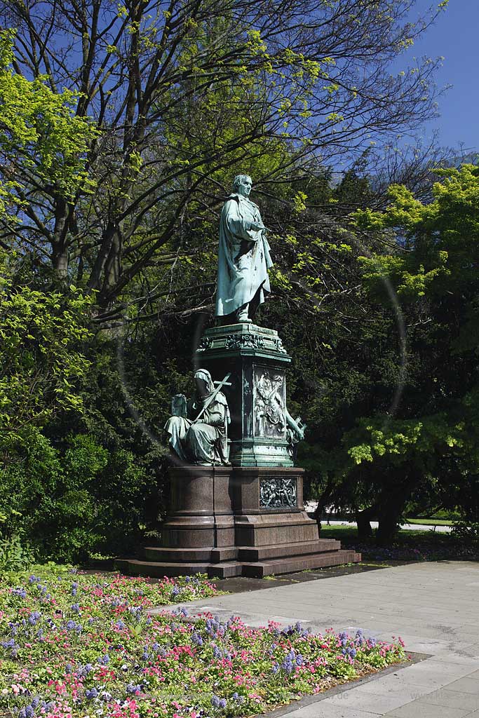 Dsseldorf, Duesseldorf, Niederrhein, Bergisches Land, Corneliusplatz, Blick auf Corneliusdenkmal in Sommerstimmung