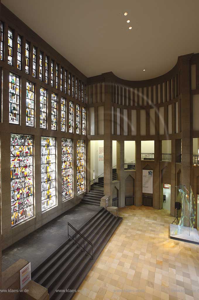 Blick in Museum Kunst Palast, Glasmuseum Hentrich, auf Fenster im Foyer mit Glasmalerei von Johan Thorn Prikker