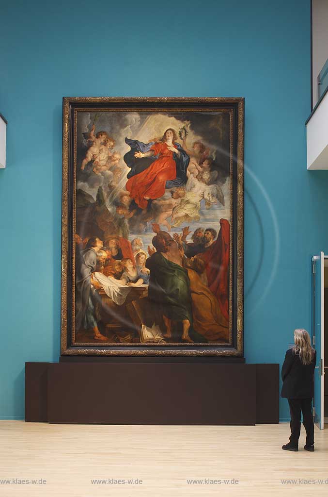 Blick in Kunstmuseum, Museum Kunst Palast, Glasmuseum Hentrich, auf monumentales Gemaelde von Peter Paul Rubens, die Himmelfahrt Mariae in Dsseldorf, Duesseldorf-Pempelfort mit Betrachterin