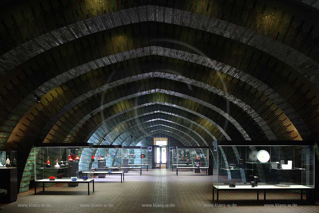 Blick in Glasmuseum Hentrich, Museum Kunst Palast, Tonhalle, das gruene Gewoelbe in Dsseldorf, Duesseldorf-Pempelfort auf verschiedene Kunstschaetze aus Glas in Glasvitrinen 
