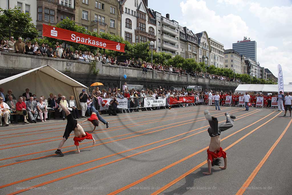Blick auf Radschlaeger, Radschlger, Radschlaegerwettbewerb auf der Rheinpromenade in Dsseldorf, Duesseldorf mit Sicht zum Publikum