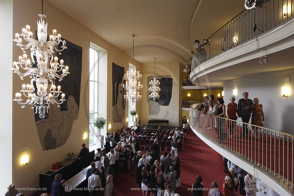 Blick in das Foyer des Opernhaus Deutsche Oper am Rhein in Dsseldorf, Duesseldorf in der Heinrich-Heine-Allee mit Besuchern in der Spielpause