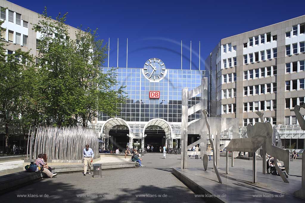 Blick auf den Hauptbahnhof in Dsseldorf, Duesseldorf-Innenstadt mit Sicht auf Skulpturen und Menschen in Sommerstimmung