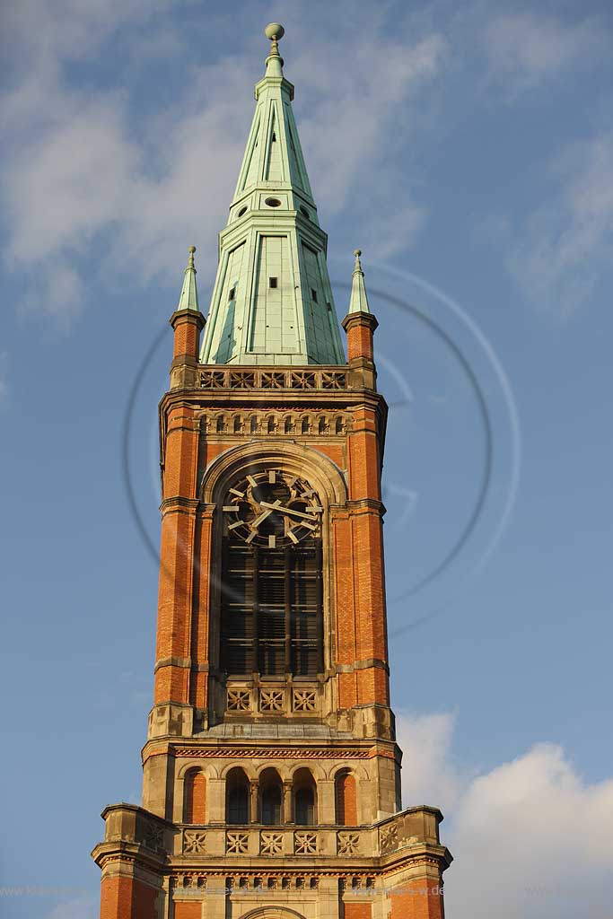 Blick auf den Turm, Kirchturm der Evangelischen Johannes Kirche in Duesseldorf, Dsseldorf Stadtmitte mit blauem Himmel und Wolken