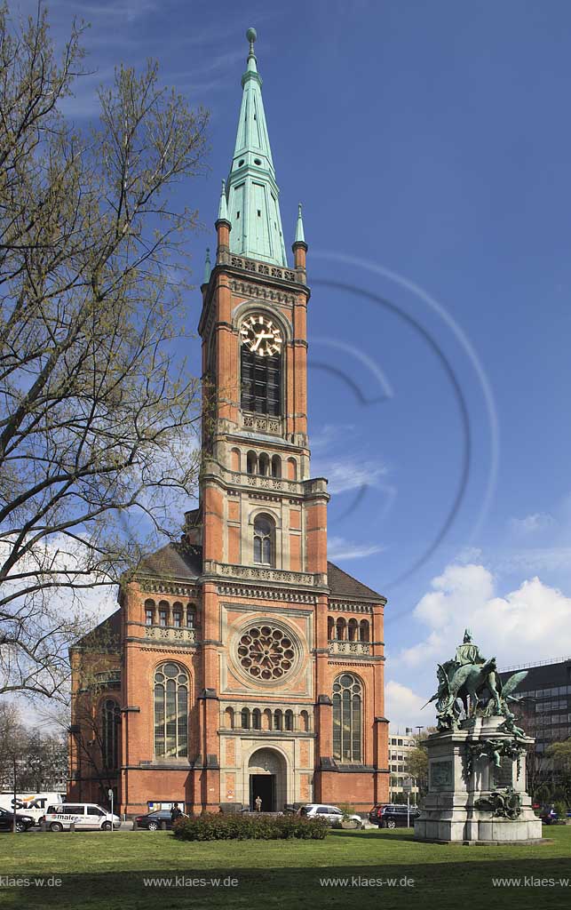 Dsseldorf, Duesseldorf, Niederrhein, Bergisches Land, Blick auf Martin Luther Platz mit Johannis Kirche und Kaiser Wilhelm der Erste Denkmal