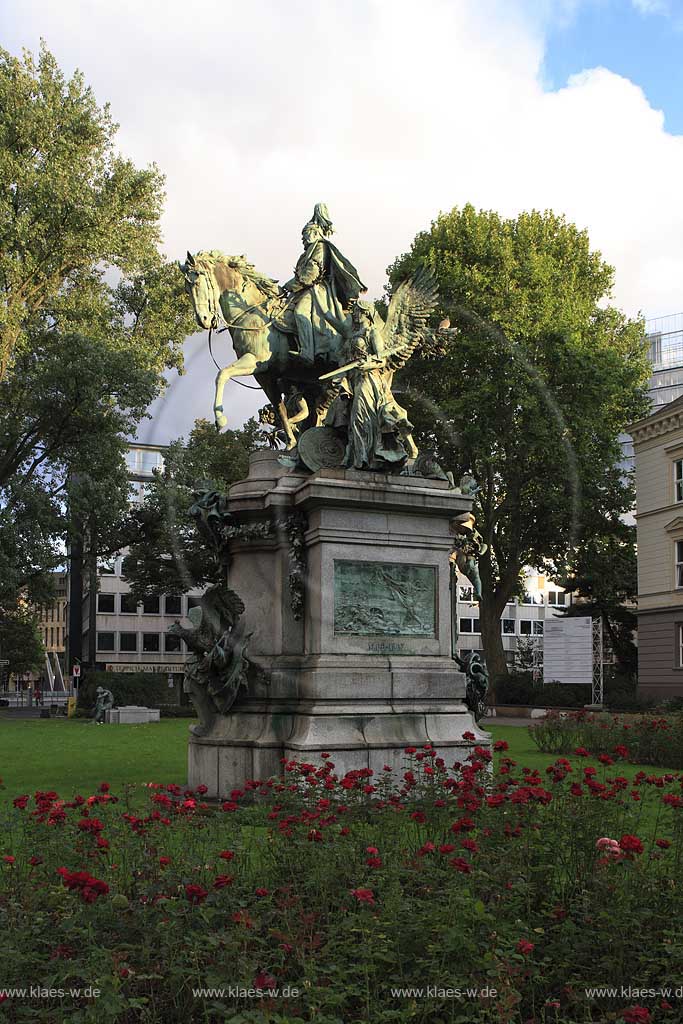 Blick auf das Kaiser Wilhelm Denkmal in Duesseldorf, Dsseldorf Stadtmitte im Fruehabendlicht mit Rosenbeet im Vordergrund