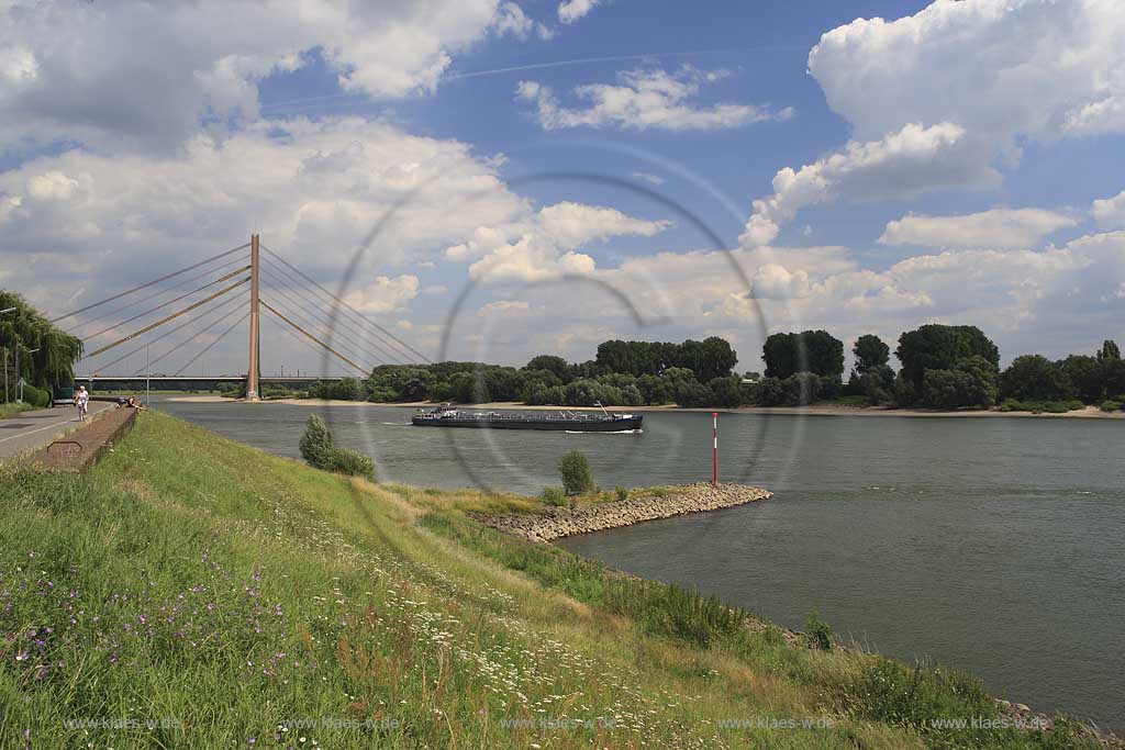 Blick auf den Volmerswerther Deich in Dsseldorf, Duesseldorf-Volmerswerth mit Sicht auf Schiff und Fleher Bruecke