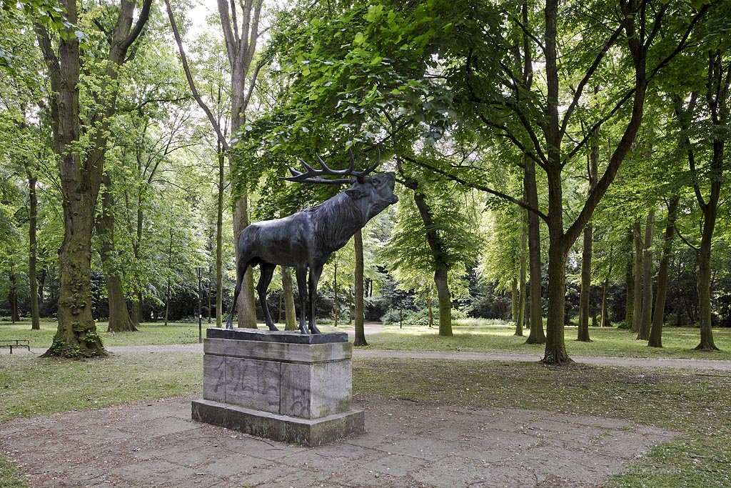 Duesseldorf Pempelfort, Hofgarten, Bronzeplastik  Roehrender Hirsch von Bildhauer Josef Pallenberg; Duesseldorf Pempelfort, bronze sculpture deer of sculptor Josef Pallenberg.