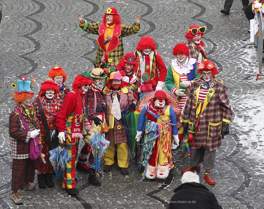 Duesseldorf Altstadt Karneval Rosenmontagszug auf dem Marktplatz, verkleidete Clowns beim Fotoshooting; Duesseldorf old town carnival