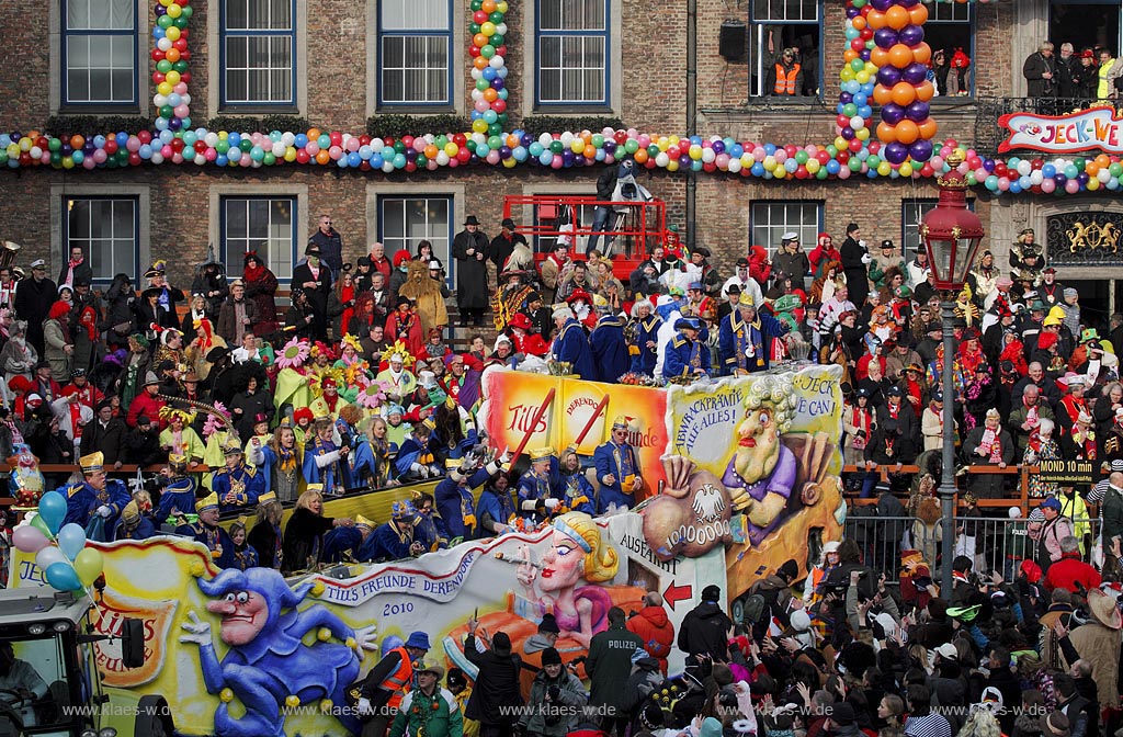 Duesseldorf Altstadt Karneval Rosenmontagszug auf dem Marktplatz, Wagen der Karnevalsgesellschaft Tills Freunde 1962 mit Rathausfassade; Duesseldorf old town carnival