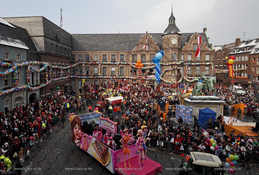 Duesseldorf Altstadt Karneval Rosenmontagszug auf dem Marktplatz, Wagen Venetienclub mit dem Rathaus und Jan Wellem Denkmal; Duesseldorf old town carnival