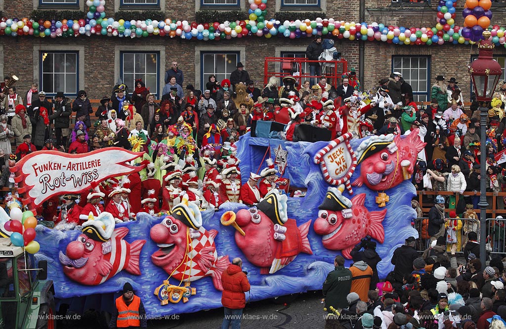 Duesseldorf Altstadt Karneval Rosenmontagszug auf dem Marktplatz, Wagen Funkenartillerie Rot-Weiss mit Rathausfassade; Duesseldorf old town carnival