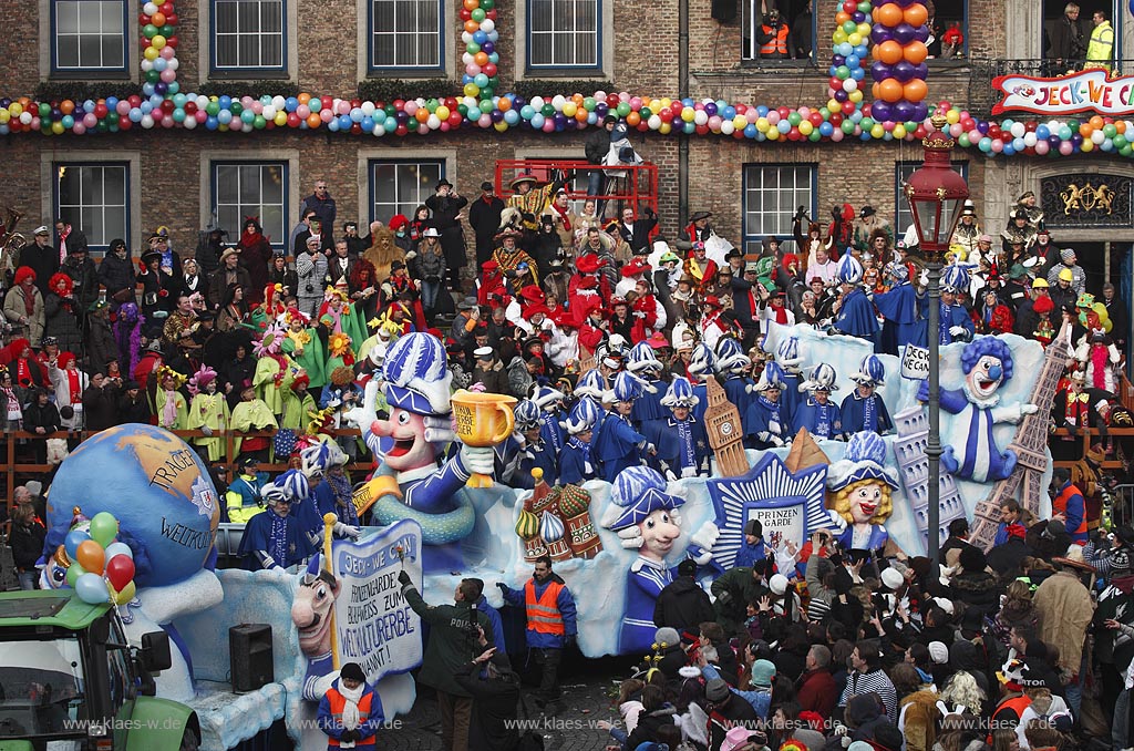 Duesseldorf Altstadt Karneval Rosenmontagszug auf dem Marktplatz, Wagen Prinzengarde Blau_weiss Weltkulturerbe mit Rathausfassade; Duesseldorf old town carnival
