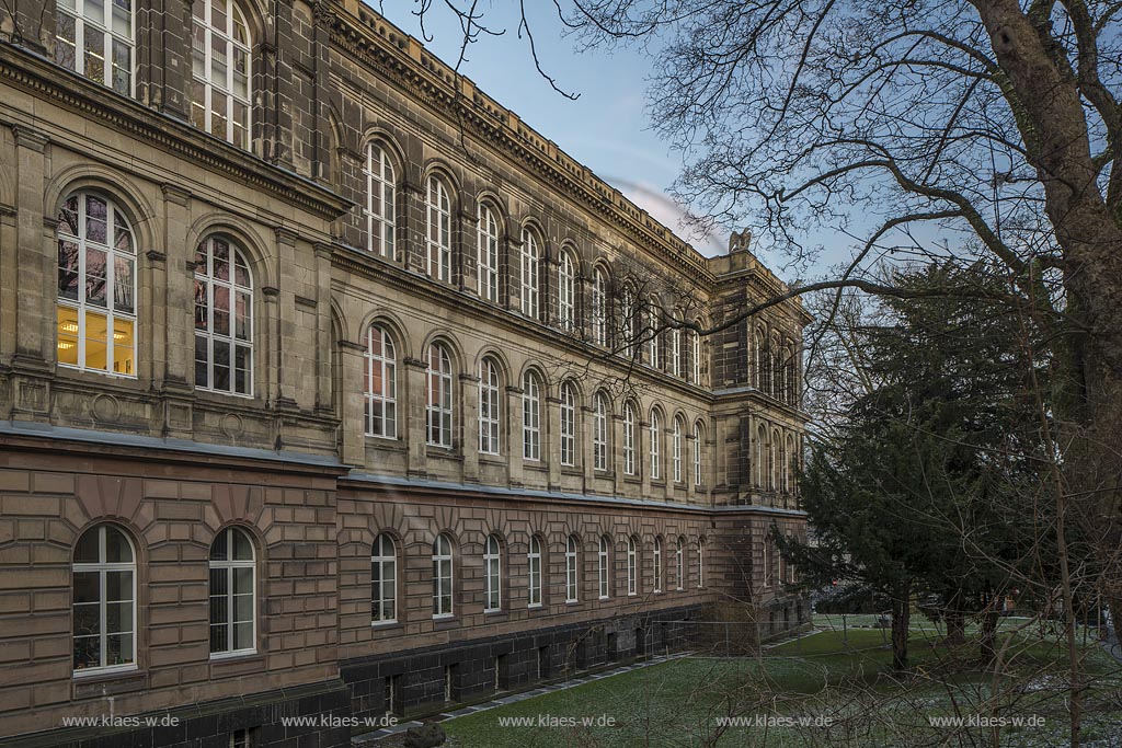 Aachen, Aussenaufnahme von RWTH Hauptgeaude, das zwischen 1986 und 1870 errichtete Gebaeue, ist der der Verwaltungssitz der Rheinisch-Westfaelischen Technischen Hochschule; Aachen, RWTH main building, administrative center of the Rheinish-Westphalian technical academia.