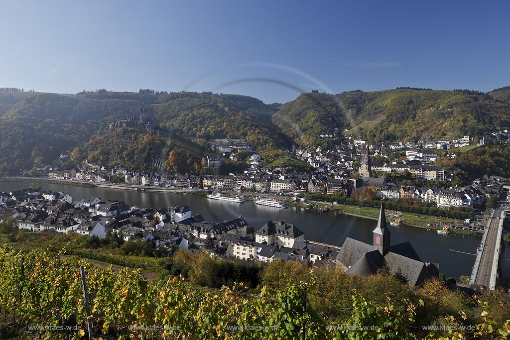 Cochem, Blick ueber die Mosel zur Reichsburg mit Stadt Cochem in Herbstlandschaft; Cochem, view over Moselle river onto Cochem with castle Reichsburg in autumn landscape.
