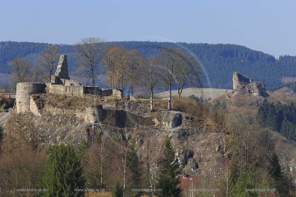 Gerolstein, Blick zur Ruine der Lwenburg bzw. Burg Gerolstein oder Burg Gerhardstein genannt mit einem Felsen der Gerolsteiner Dolomiten im Hintergrund; View to the ruin of castle Loewenburg with one rock of Gerolsteiner Dolomiten in the background