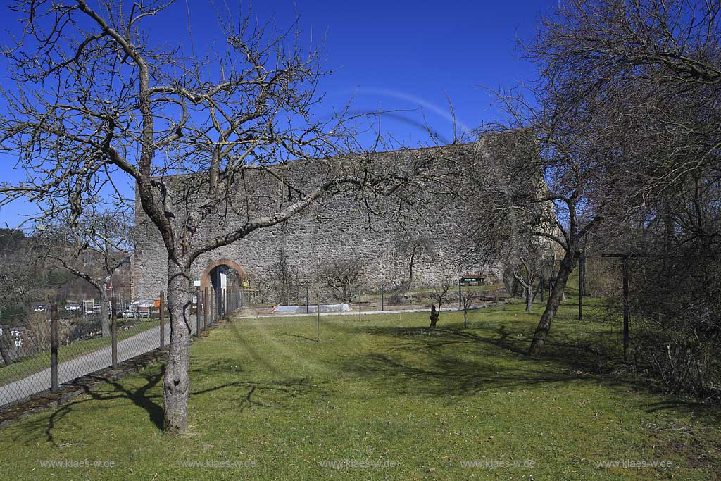 Gerolstein,  Schildmauer der Burgruine Lwenburg, bzw. Burg Gerolstein oder Burg Gerhardstein genannt; Shield wall or ruine of castle Gerolstein