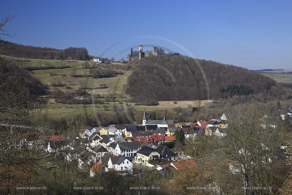 Gerolstein Pelm Blick ber den Ort zur Kasselburg; View over village Pelm to castle Kasselburg