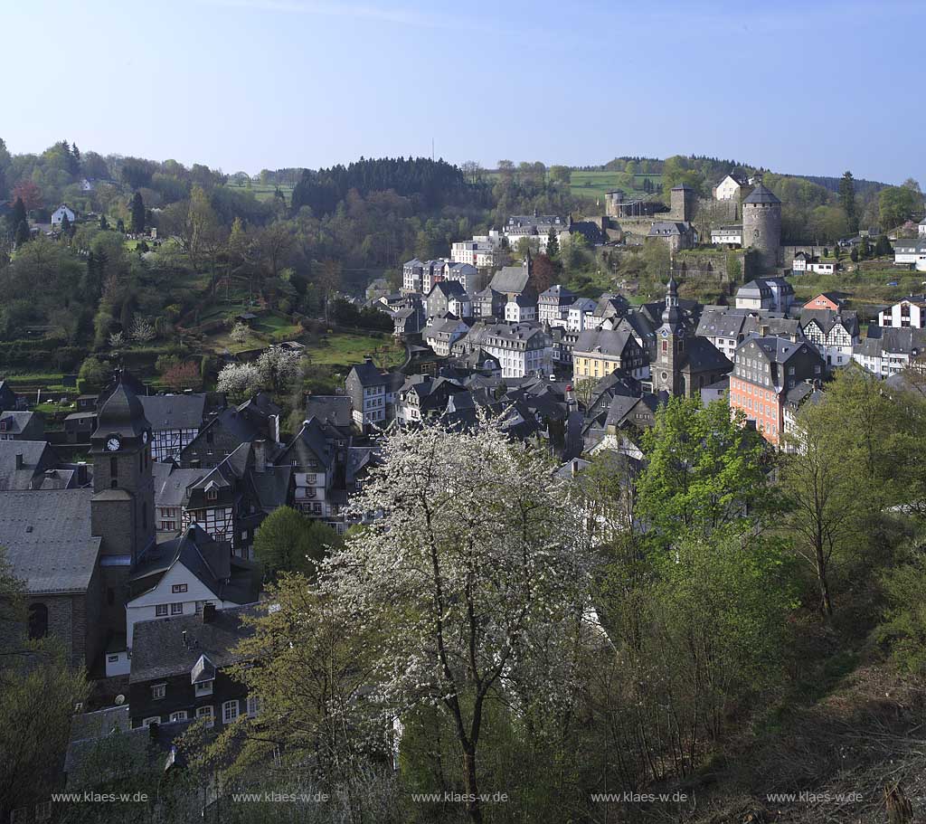 Monschau, Blick auf die Altstadt mit Burg Monschau und rotes Haus im Fruehling; View to old town of Monschau with castle an red house in springtime
