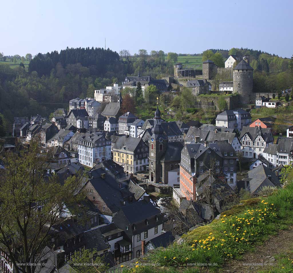 Monschau, Blick auf die Altstadt mit Burg Monschau und rotes Haus im Fruehling; View to old town of Monschau with castle an red house in springtime