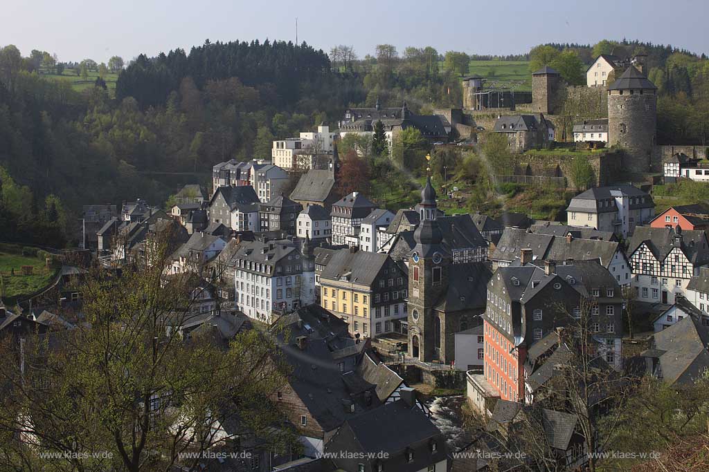 Monschau, Blick auf Altstadt mit Rotes Haus, Evangelische Kiche, Burg Monschau, Katholische Kirche; View to old town of Monschau with red house, evangelic and katholic chuches, and the castle