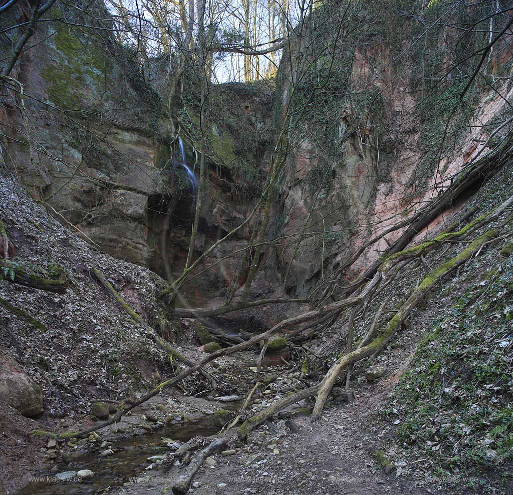 Trier Pallien, Wasserfall des Gillenbach, eine frei fallende Stufe um 20 m Hhe ber eine Sandstein Wand in Sandstein Felsschlucht; Waterfall of Gillenbach between bromnstone, sandstone rocks