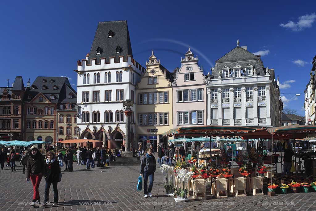 Trier Hauptmarkt mit Marktstnden, Marktkreuz und Steipe; Trier market with historical buildings