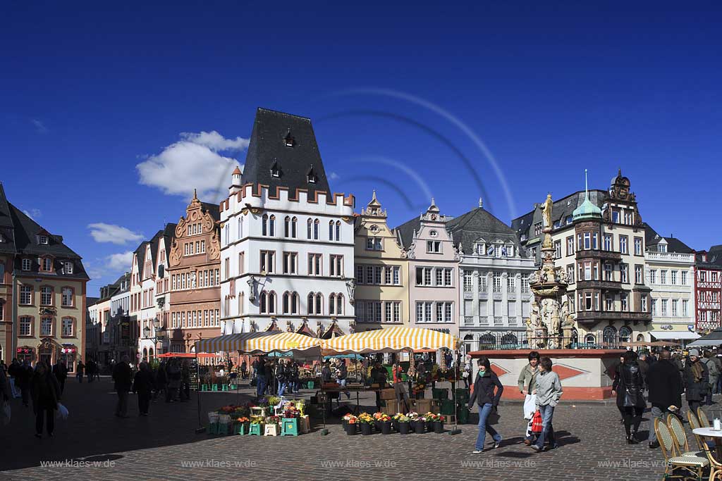 Trier Hauptmakrt mit Marktstnden, Petrusbrunnen und Steipe; Trier market with historical buildings