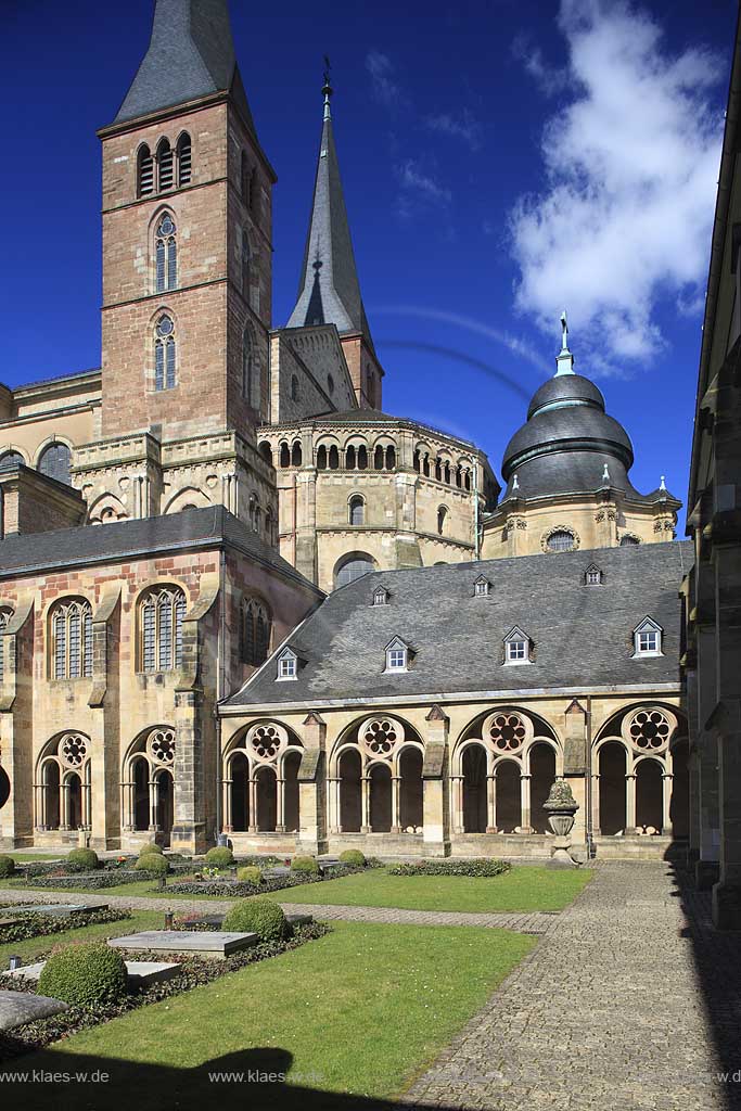 Trier, die Hohe Domkirche St. Peter zu Trier ist die lteste Bischofskirche Deutschlands und die Mutterkirche des Bistums Trier. Das bedeutende sakrale Bauwerk abendlndischer Baukunst steht seit 1986 auf der UNESCO-Liste des Weltkulturerbes; St. Peter cathedrale of Trier with cross-coat, cloister