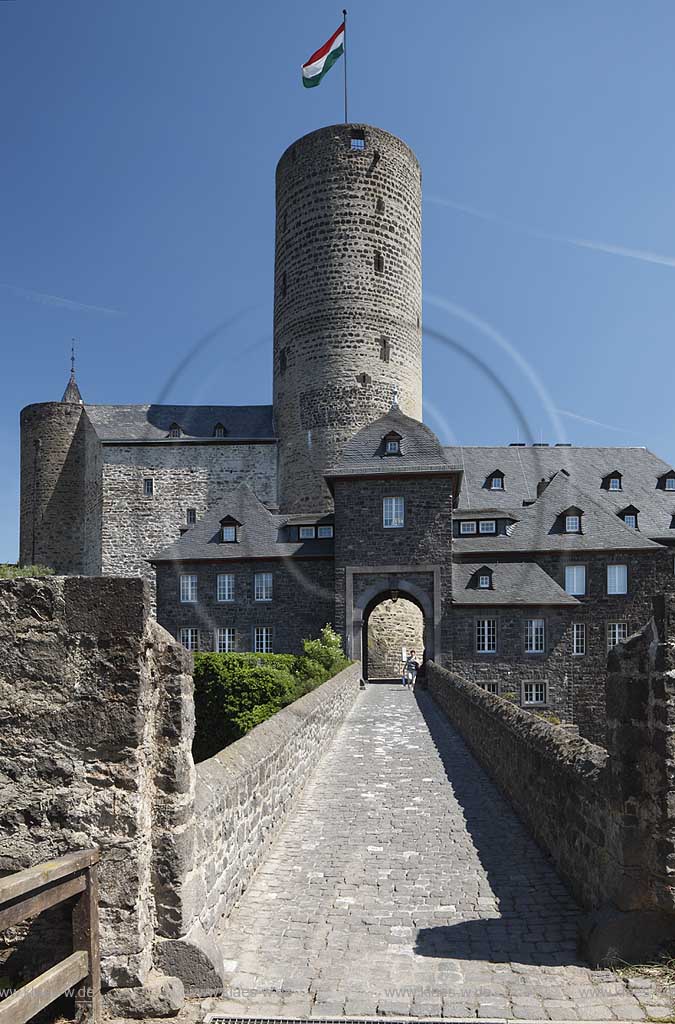 Mayen, Blick zur Genovevaburg bei wolkenlosem Himmel, Fruehsommer; Mayen view to Genoveva castle.