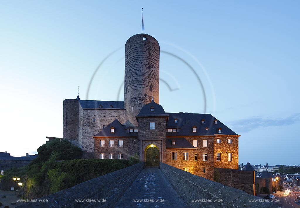 Mayen, Blick zur Genovevaburg zur Blauen Stunde mit Beleuchtung; Mayen,  view to Genoveva castle at blue hour with lightning.