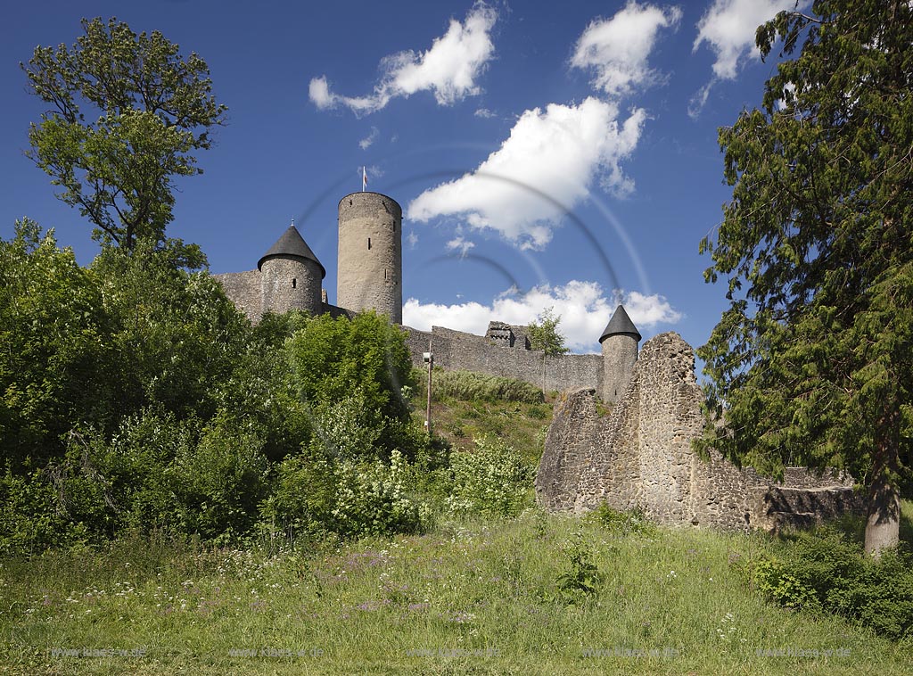 Nuerburg, Burgruine Nuerburg, sie steht innerhalb der Nordschleife des Nuerburgrings auf einem 678 m hohen Vulkan-Basaltkegel; Nuerburg, ruin of castle Nuerburg.