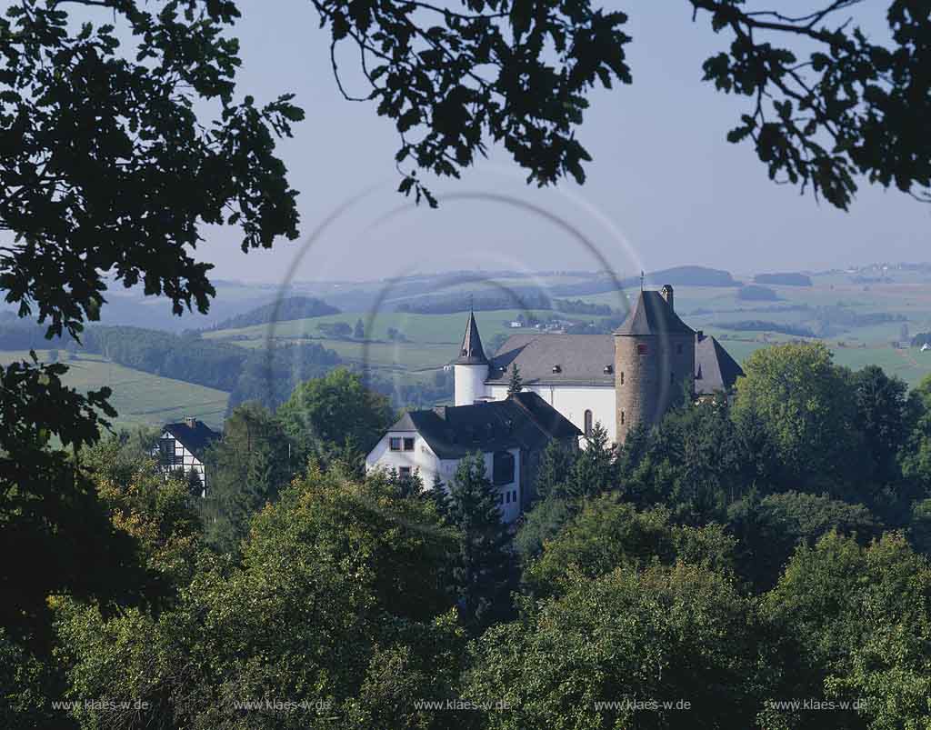 Wildenburg, Hellenthal, Eifel, Kreis Euskirchen, Blick auf Burg Wildenburg und Landschaft