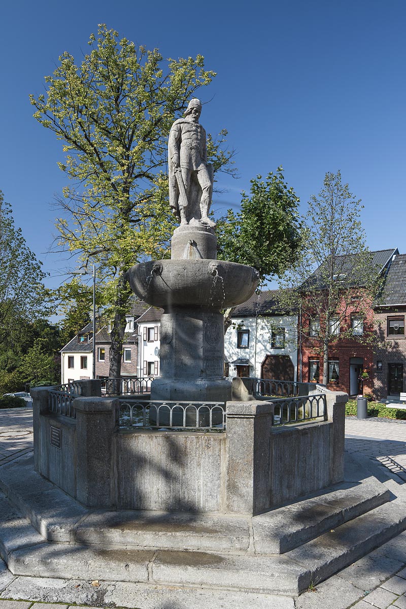 Zuelpich, Brunnen mit Kriegerdenkmal auf dem alten Marktplatz; Zuelpich, fountain with war memorial at the square alter Marktplatz.