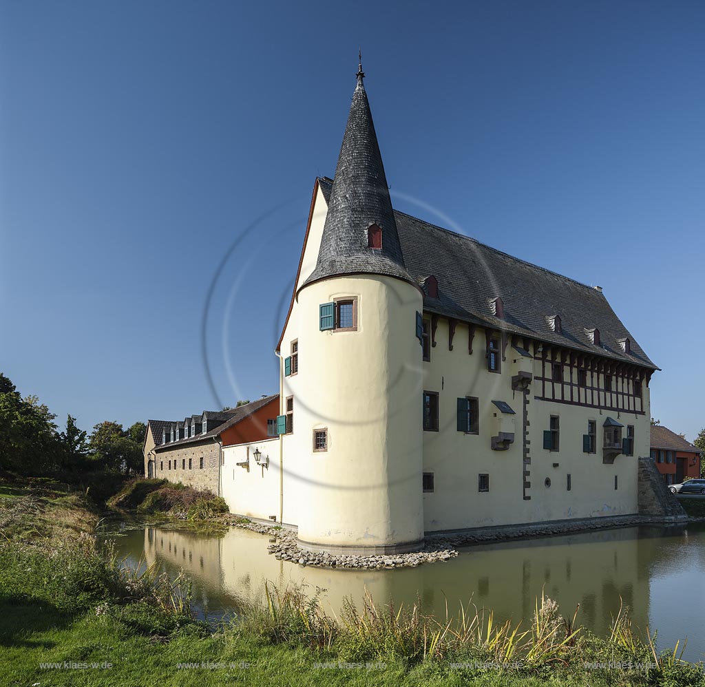 Zuelpich-Langendorf, Burg Langendorf, eine der besterhaltenen Wasserburgen des Rheinlandes, deren Urspruenge in das 12./13. Jahrhundert zurueckreichen;  Zuelpich-Langendorf, castle Burg Langendorf.