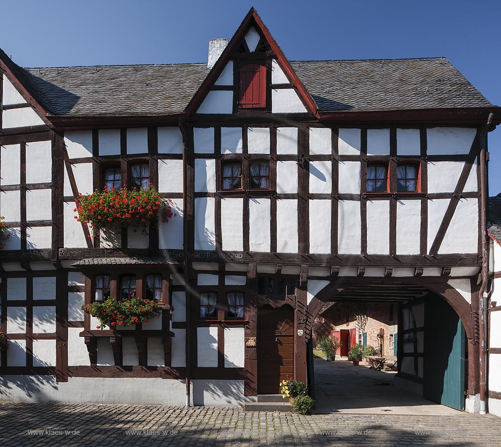 Zuelpich-Merzenich, "Haus Nagelschmitz" mit Torhaus; Zuelpich-Merzenich, house Haus Nagelschmitz with gate lodge.