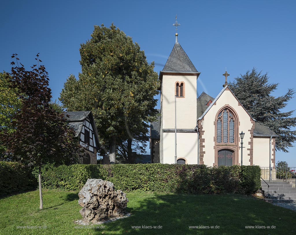 Zuelpich-Merzenich, Kirche St. Severin mit dem aus dem 15. Jahrhundert stammenden Beinhaus; Zuelpich-Merzenich, church St. Severin.