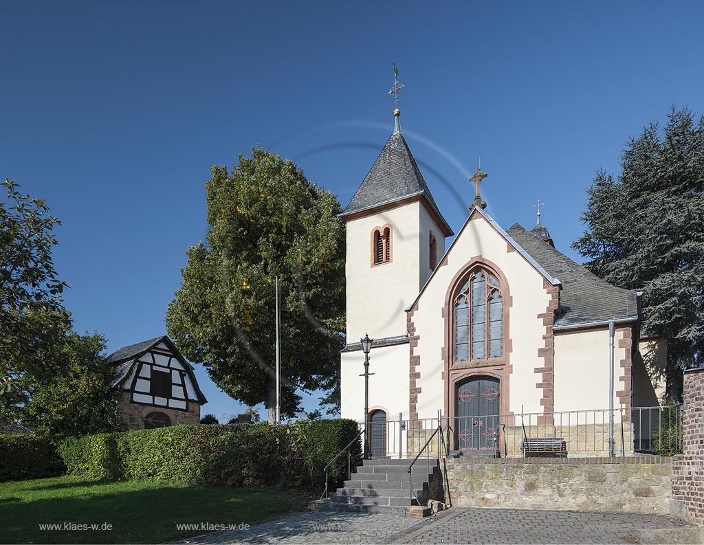 Zuelpich-Merzenich, Kirche St. Severin mit dem aus dem 15. Jahrhundert stammenden Beinhaus; Zuelpich-Merzenich, church St. Severin.