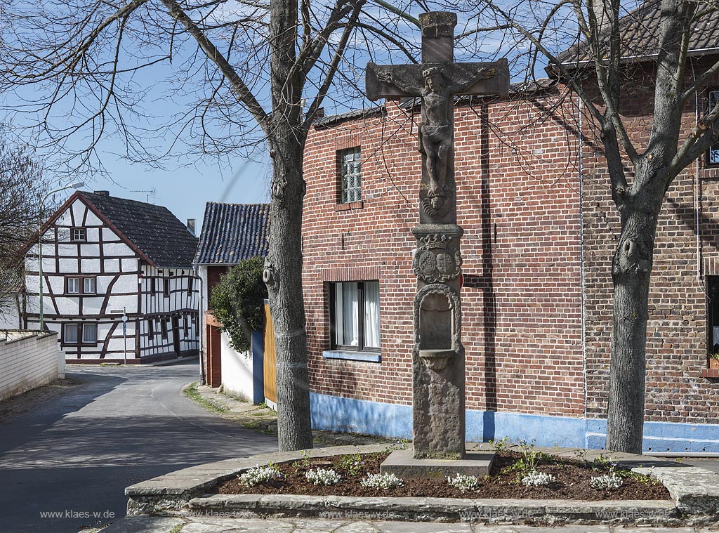 Zuelpcih-Muelheim, Ortsmitte Wegekreuz vor Fachwerkhaus; Zuelpci Muelheim wayside cross 