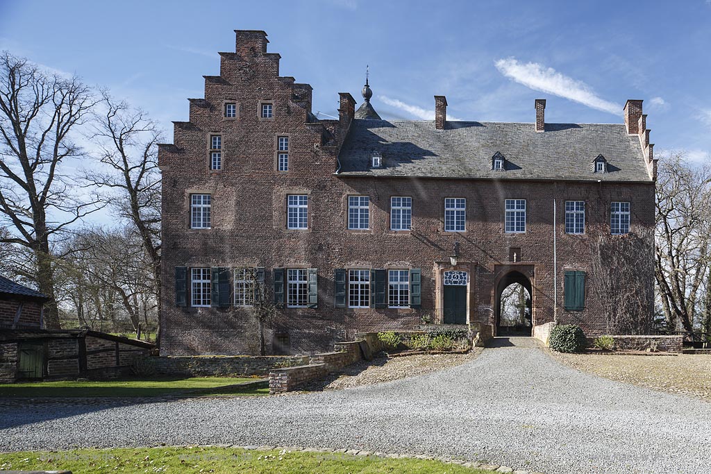 Zuelpich-Nemmenich, Haus Lauvenburg, ein Backsteinbau der Spaetgotik; Zuelpich-Nemmenich, manor house Haus Lauvenburg