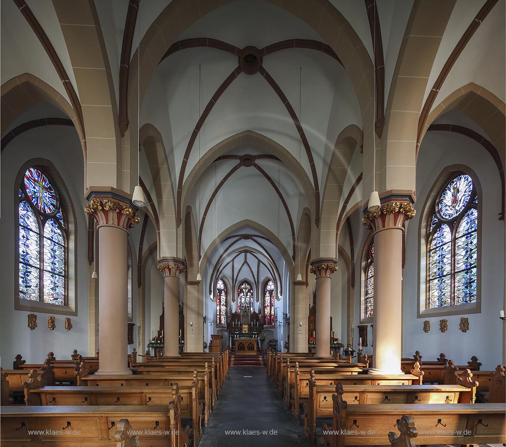 Zuelpich-Nemmenich, Kirche St. Peter, Blick durchs Langhaus zum Altar; Zuelpich-Nemmenich, church St. Peter, view through the nave to the altar. 
